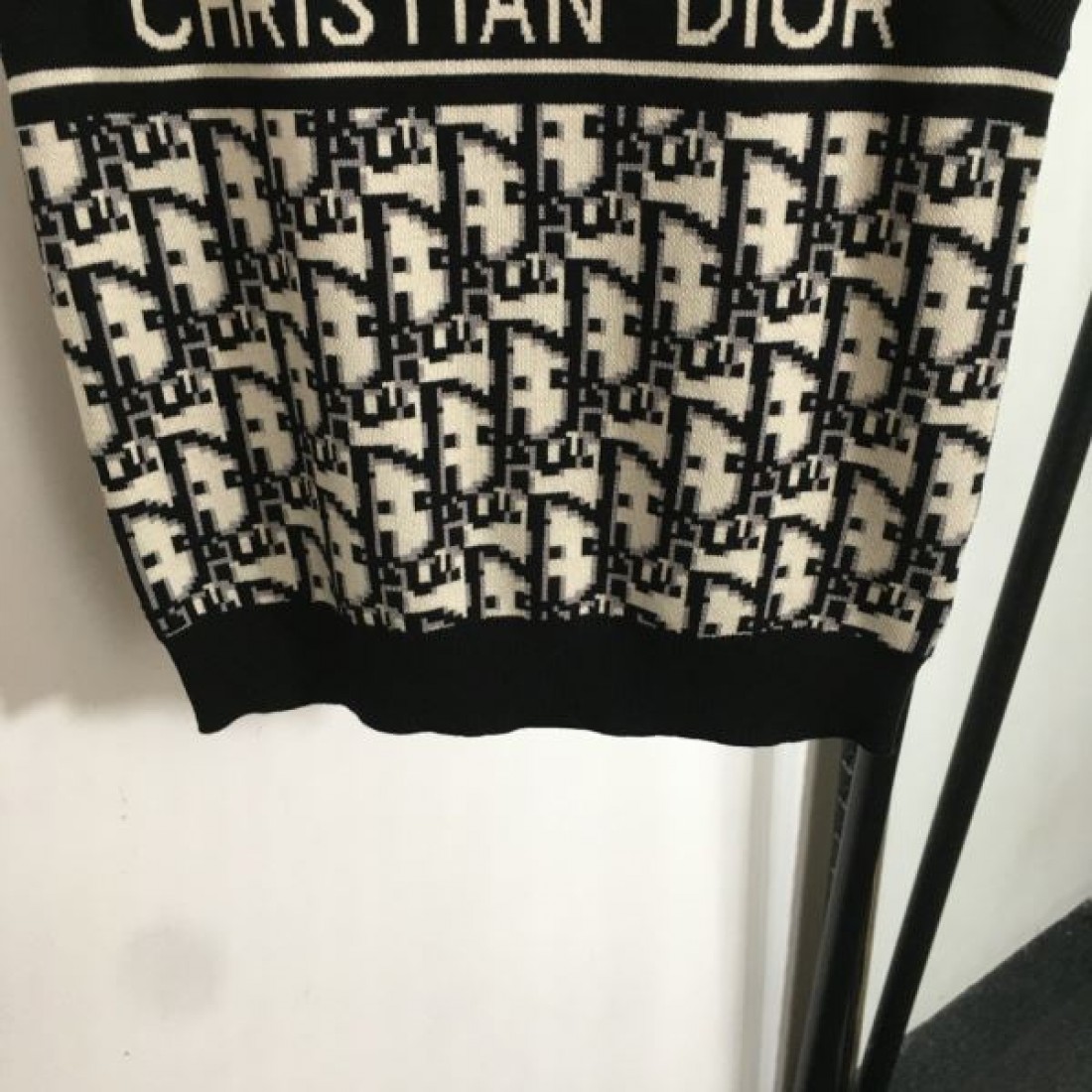 DIOR スーパーコピー ニットベスト ロゴ 半歩先をゆくオシャレ ディオール
