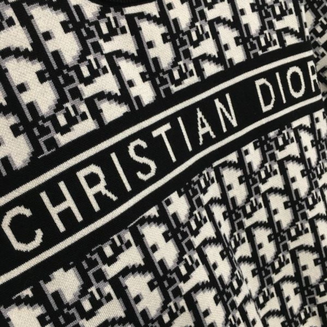 DIOR スーパーコピー ニットベスト ロゴ 半歩先をゆくオシャレ ディオール