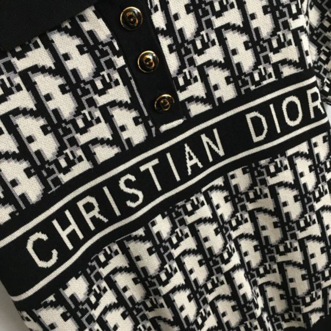 DIOR スーパーコピー 半袖ニット ロゴ 半歩先をゆくオシャレ ディオール