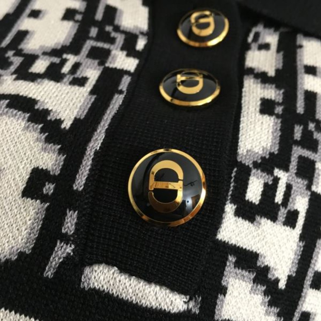 DIOR スーパーコピー 半袖ニット ロゴ 半歩先をゆくオシャレ ディオール