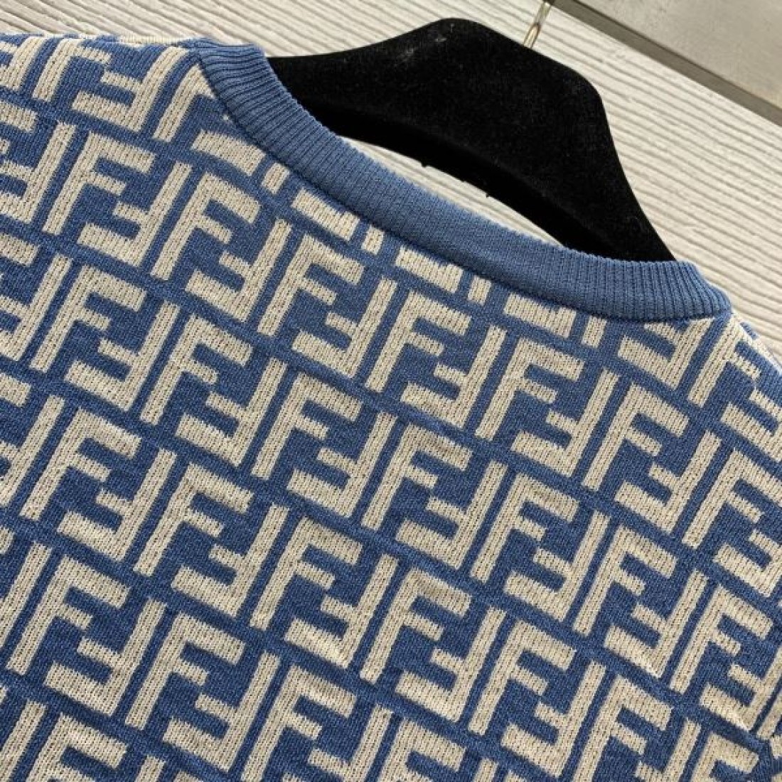FENDI スーパーコピー 半袖ニット ロゴ オシャレにまとめる逸品 フェンデイ