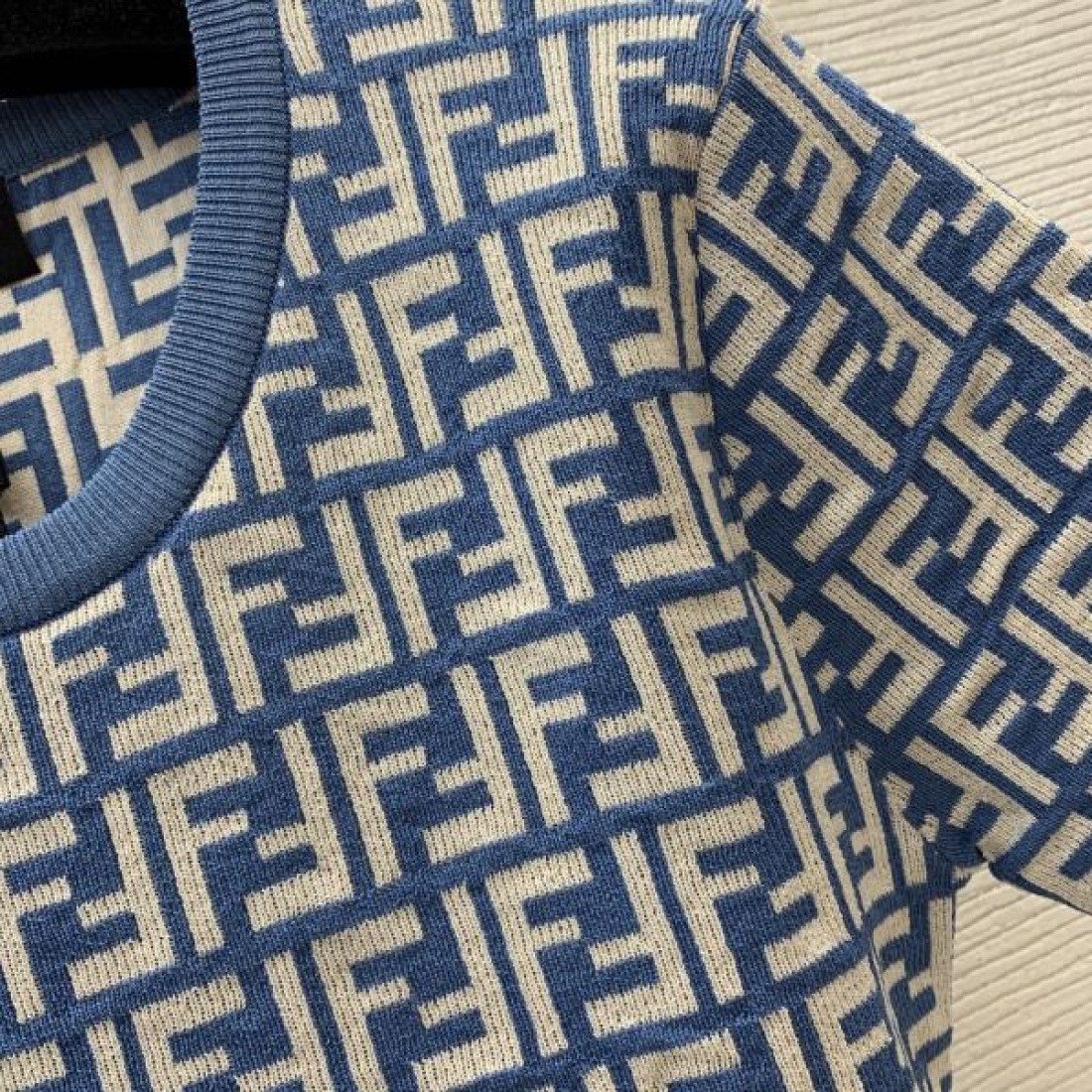 FENDI スーパーコピー 半袖ニット ロゴ オシャレにまとめる逸品 フェンデイ