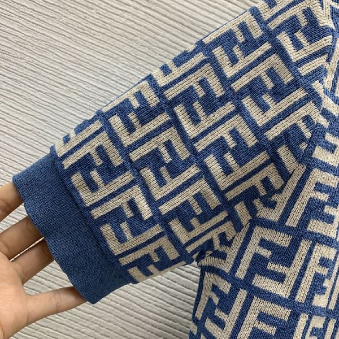 FENDI スーパーコピー 半袖ニット ロゴ オシャレにまとめる逸品 フェンデイ