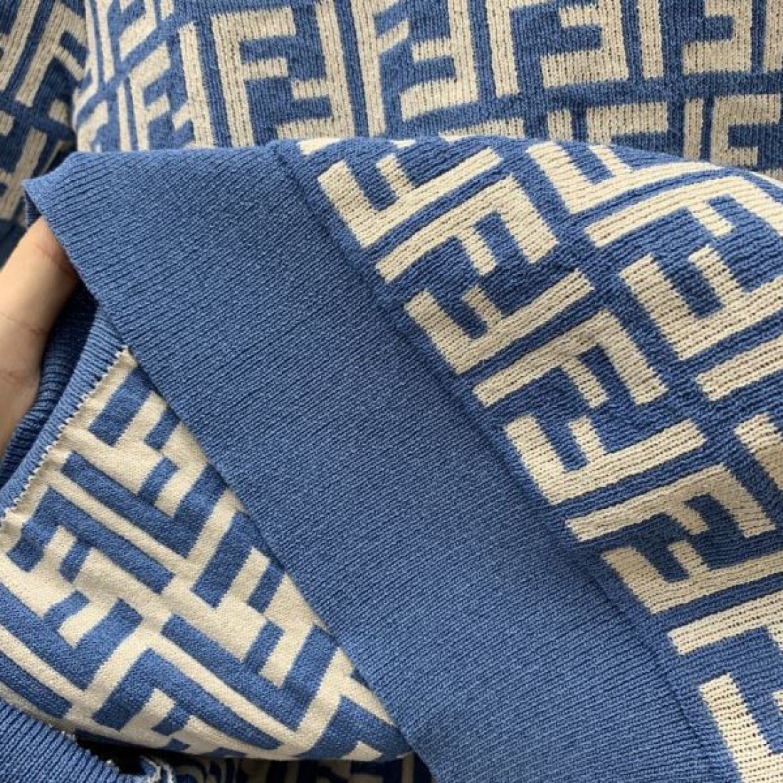 FENDI スーパーコピー 半袖ニット ロゴ オシャレにまとめる逸品 フェンデイ