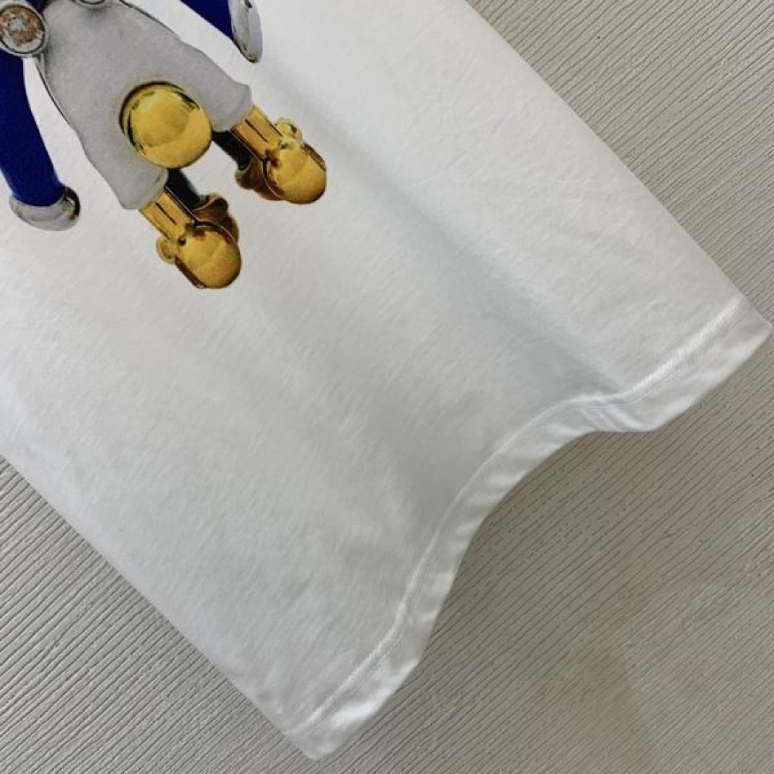 春夏欠かせない LOEWE ロエベ コピー 半袖Tシャツ 定番アイテム
