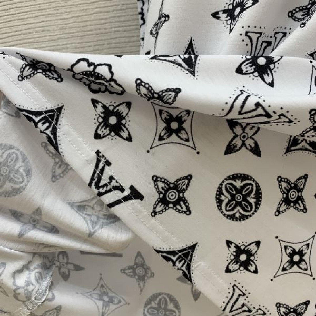 LOUIS VUITTON スーパーコピー 半袖Tシャツ ロゴ 今季話題の一級品 ルイヴィトン