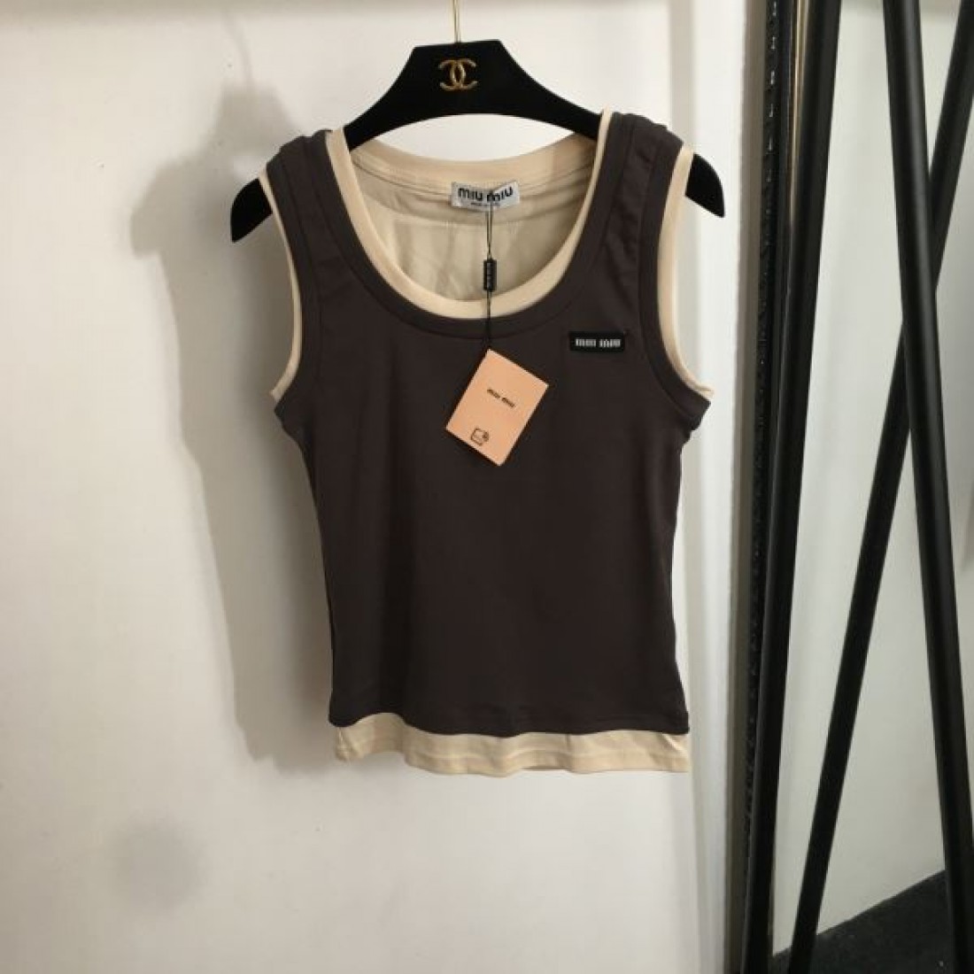 MIU MIU スーパーコピー チョッキ ロゴ 最高傑作の着心地 ミュウミュウ