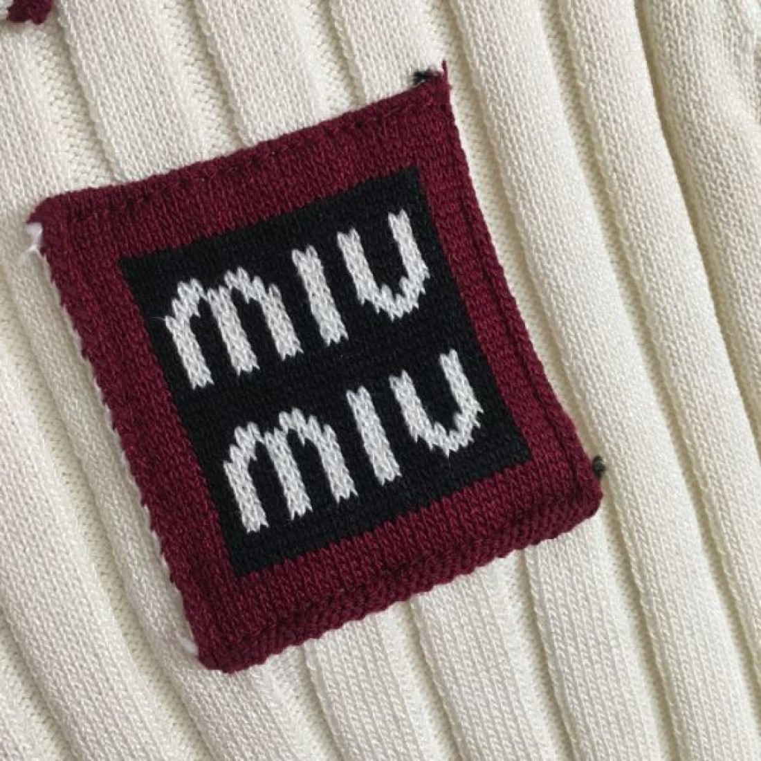 MIU MIU スーパーコピー 半袖ニット ロゴ 超おしゃれ大人気 ミュウミュウ