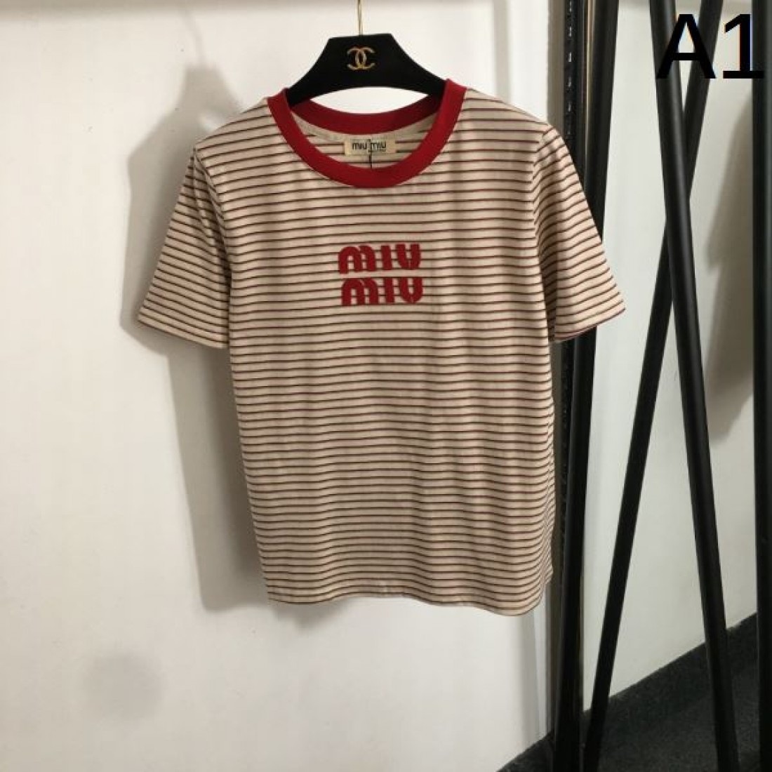 圧倒的人気を誇る MIU MIU ミュウミュウ コピー 半袖Tシャツ トレンドを先取り
