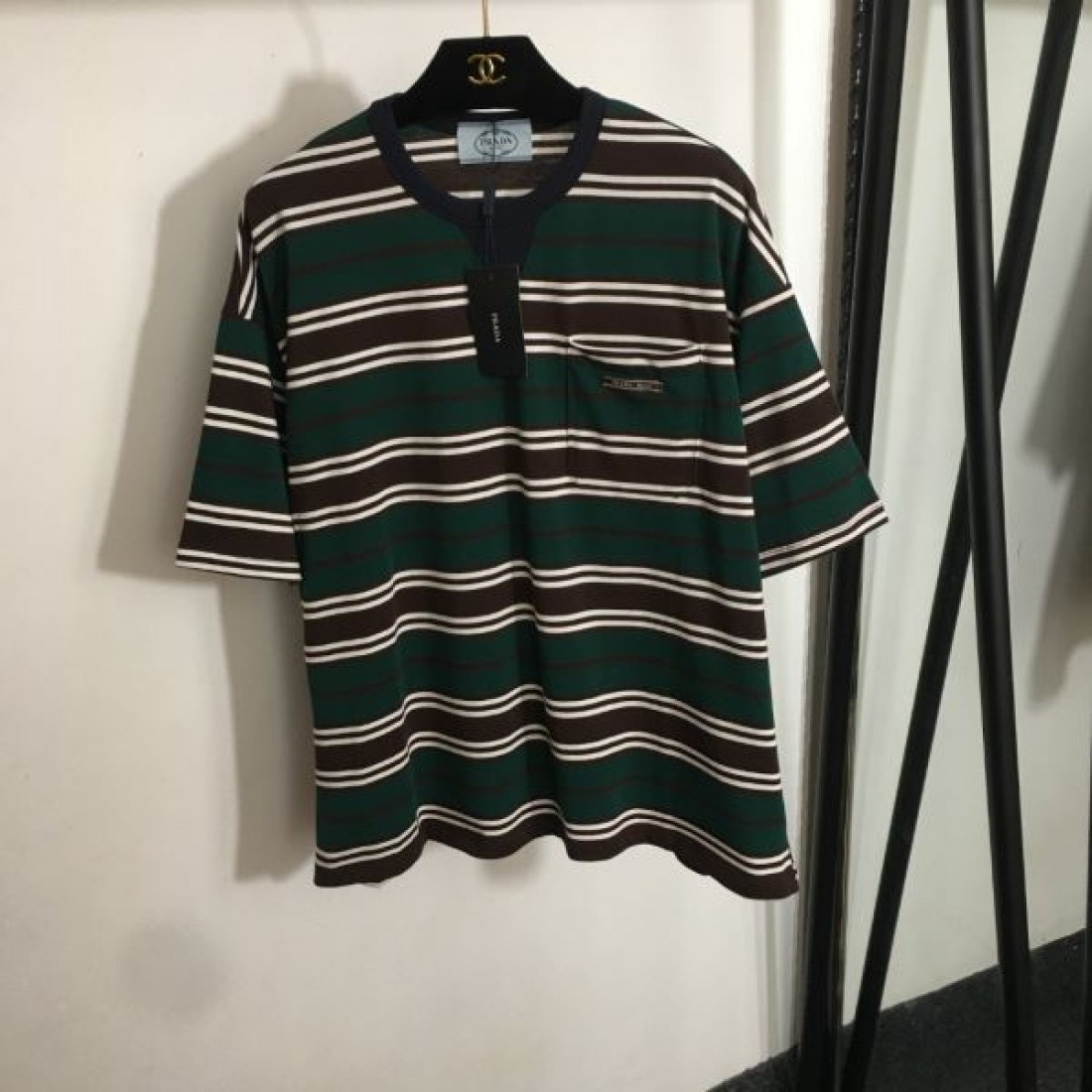 夏に大満喫できる PRADA コピー 半袖Tシャツ ファッションアイテム 2025ss