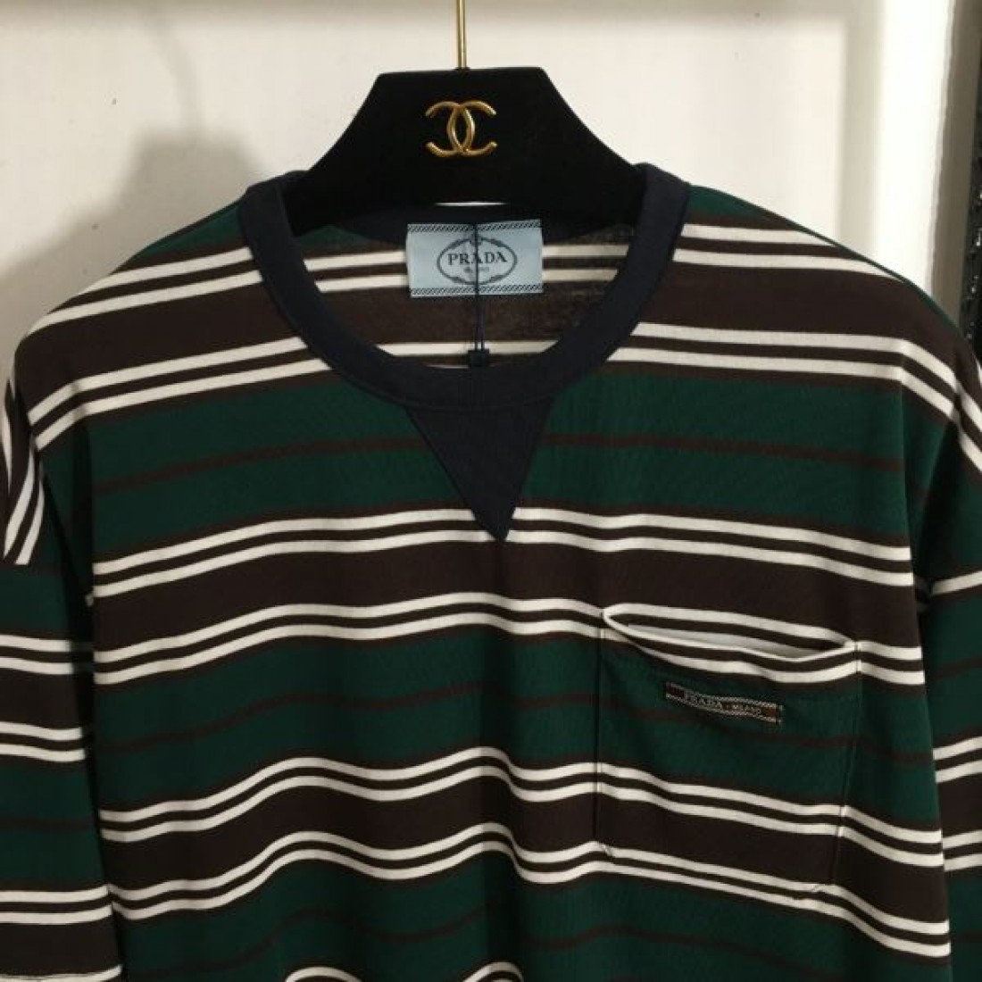 夏に大満喫できる PRADA コピー 半袖Tシャツ ファッションアイテム 2025ss