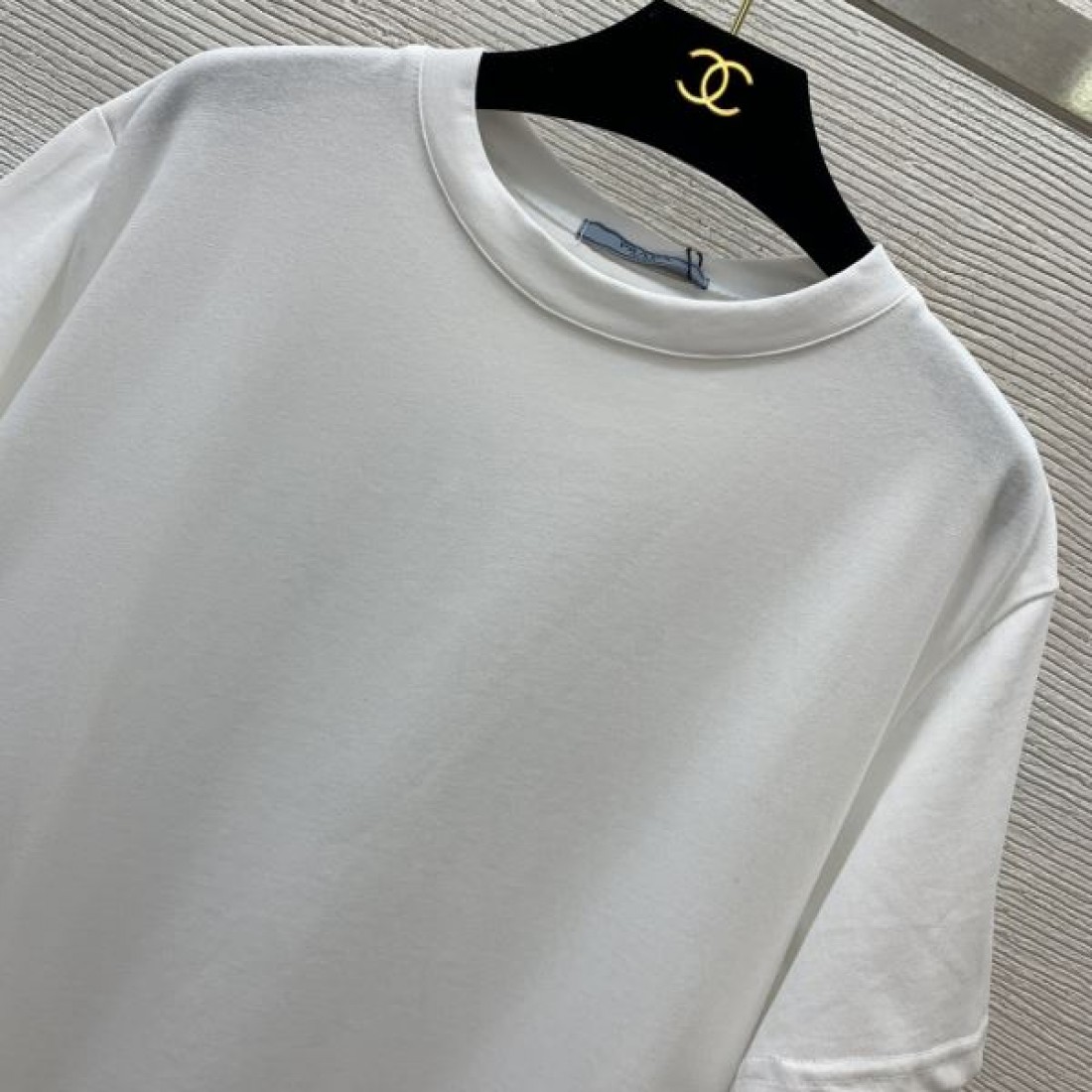 PRADA スーパーコピー 半袖Tシャツ ロゴ 目が離せない夏季新作 プラダ