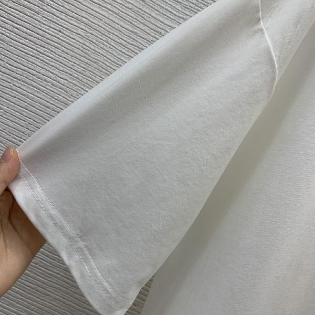 新作セール大人OK イヴ サンローラン スーパーコピー 半袖Tシャツ 高級感漂う