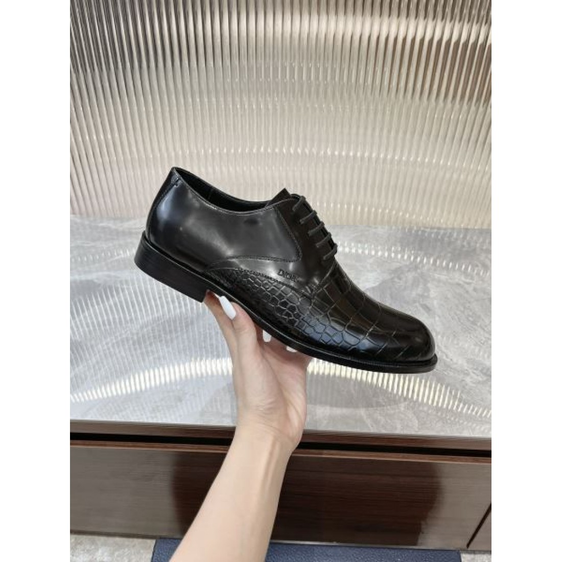 今注目度が上がって DIOR スーパーコピー ビジネスシューズ コーデの主役