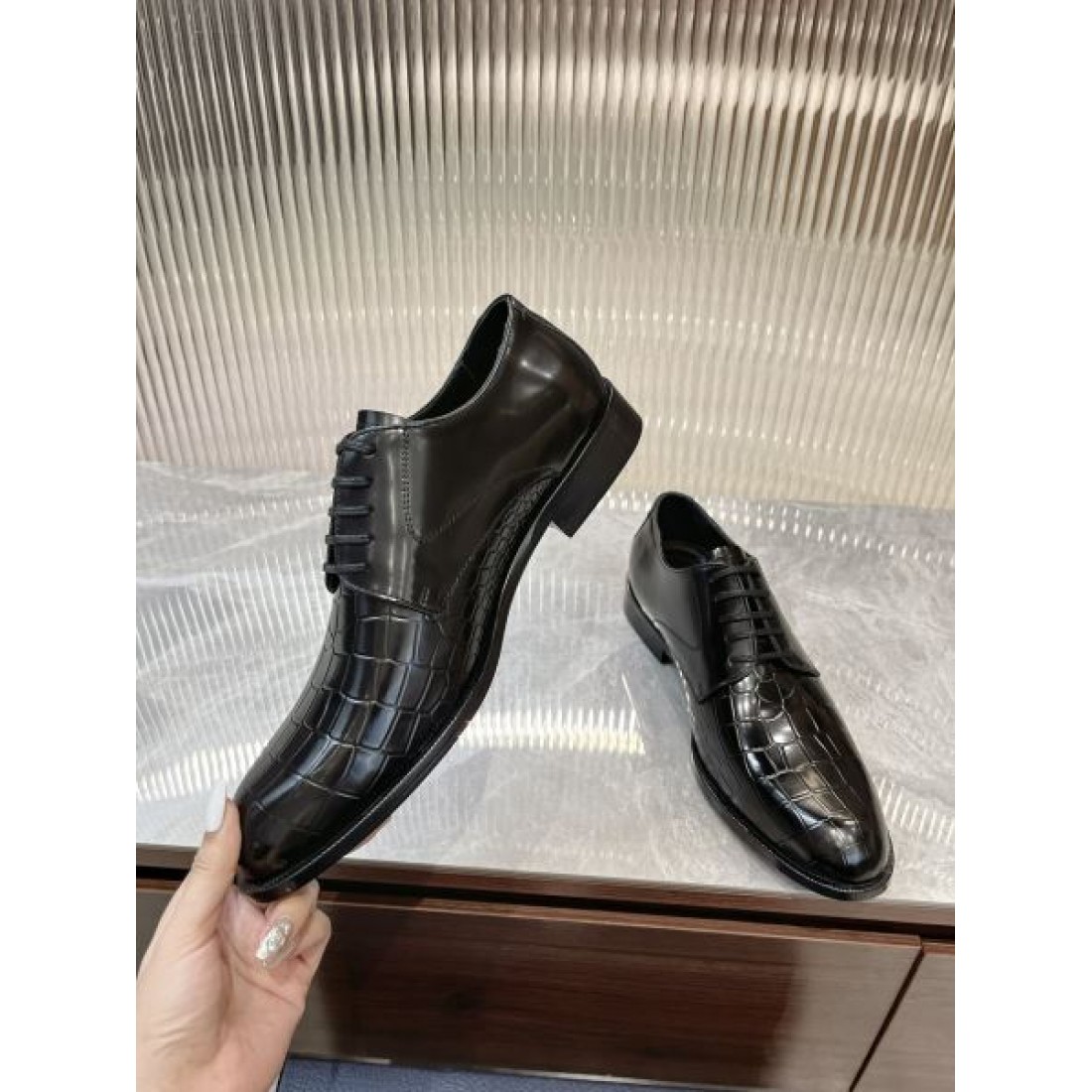 今注目度が上がって DIOR スーパーコピー ビジネスシューズ コーデの主役