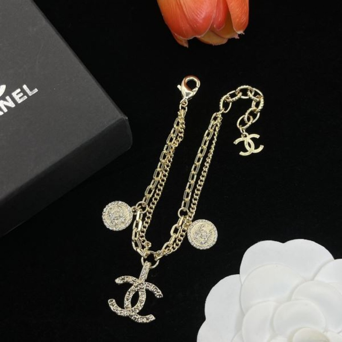 CHANEL コピー ブレスレット ロゴ お洒落さんの愛用率が高い シャネル
