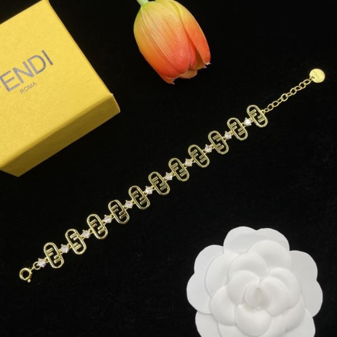 FENDI コピー ブレスレット ロゴ 限定デザイン大人気完売前に フェンデイ