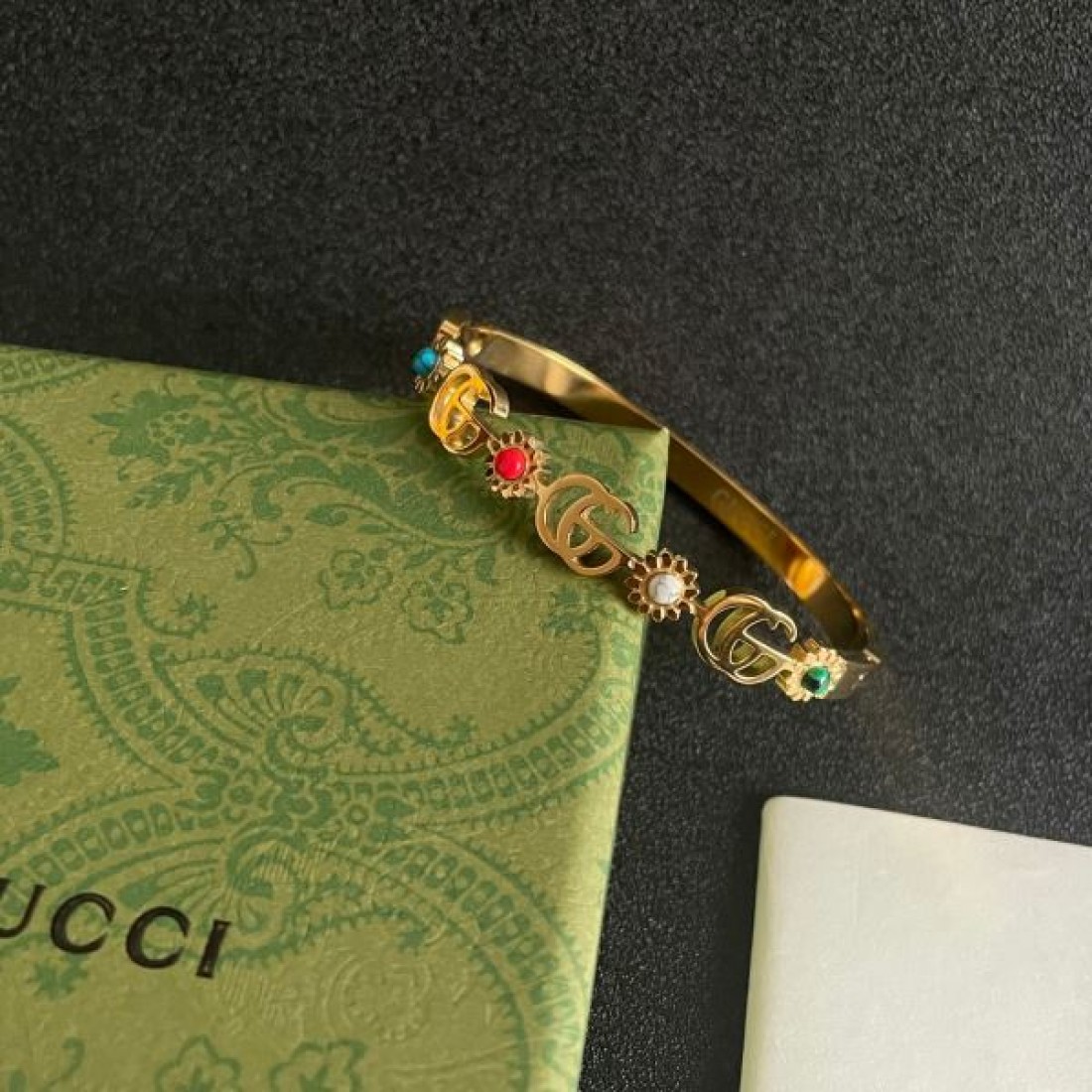 グッチ コピー ブレスレット ロゴ 完売品夏に大活躍間違いなし GUCCI