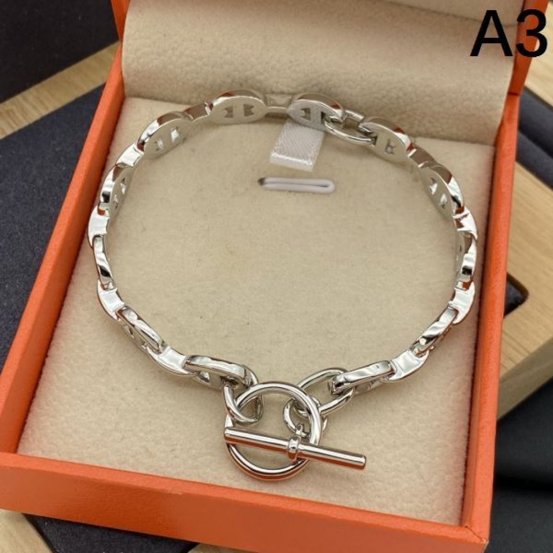 エルメス コピー ブレスレット ロゴ 目を引くーデザインが特徴的 HERMES
