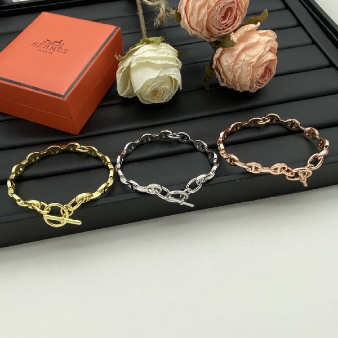 エルメス コピー ブレスレット ロゴ 目を引くーデザインが特徴的 HERMES