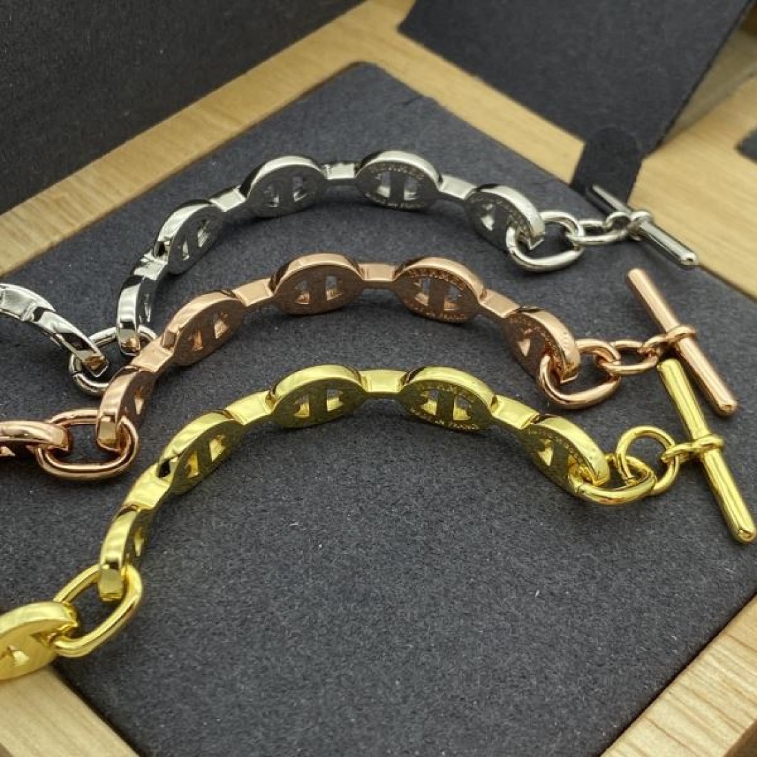 エルメス コピー ブレスレット ロゴ 目を引くーデザインが特徴的 HERMES