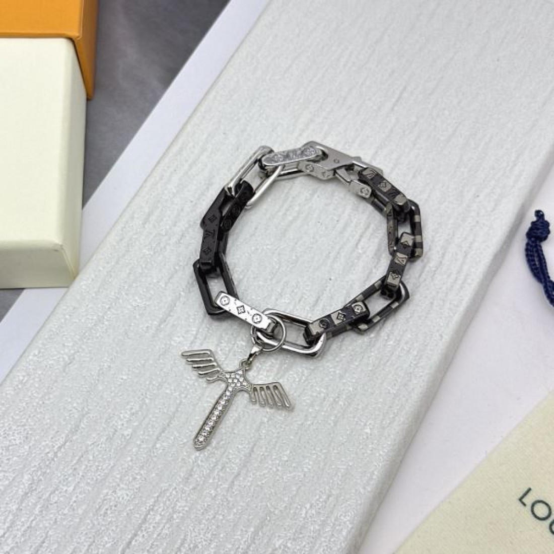 LOUIS VUITTON コピー ブレスレット ロゴ 大人気カラー入荷！ ルイヴィトン