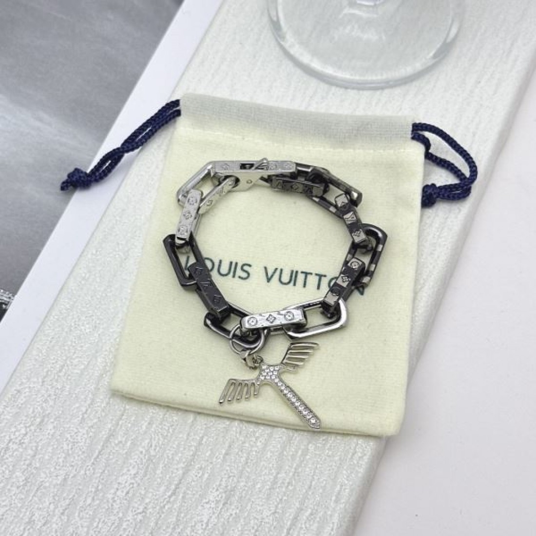 LOUIS VUITTON コピー ブレスレット ロゴ 大人気カラー入荷！ ルイヴィトン