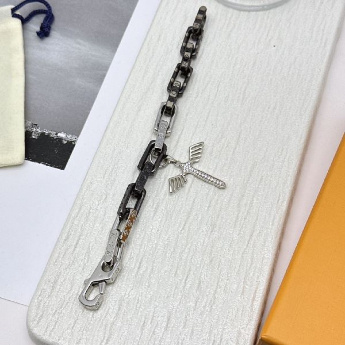 LOUIS VUITTON コピー ブレスレット ロゴ 大人気カラー入荷！ ルイヴィトン