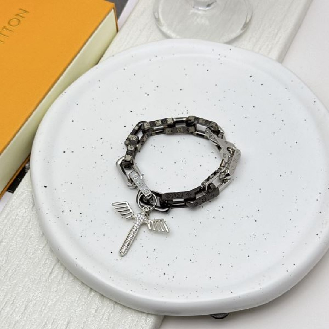 LOUIS VUITTON コピー ブレスレット ロゴ 大人気カラー入荷！ ルイヴィトン