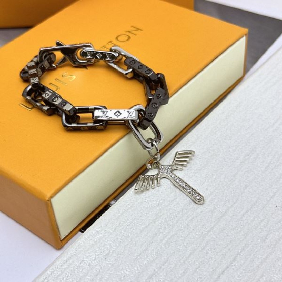 LOUIS VUITTON コピー ブレスレット ロゴ 大人気カラー入荷！ ルイヴィトン