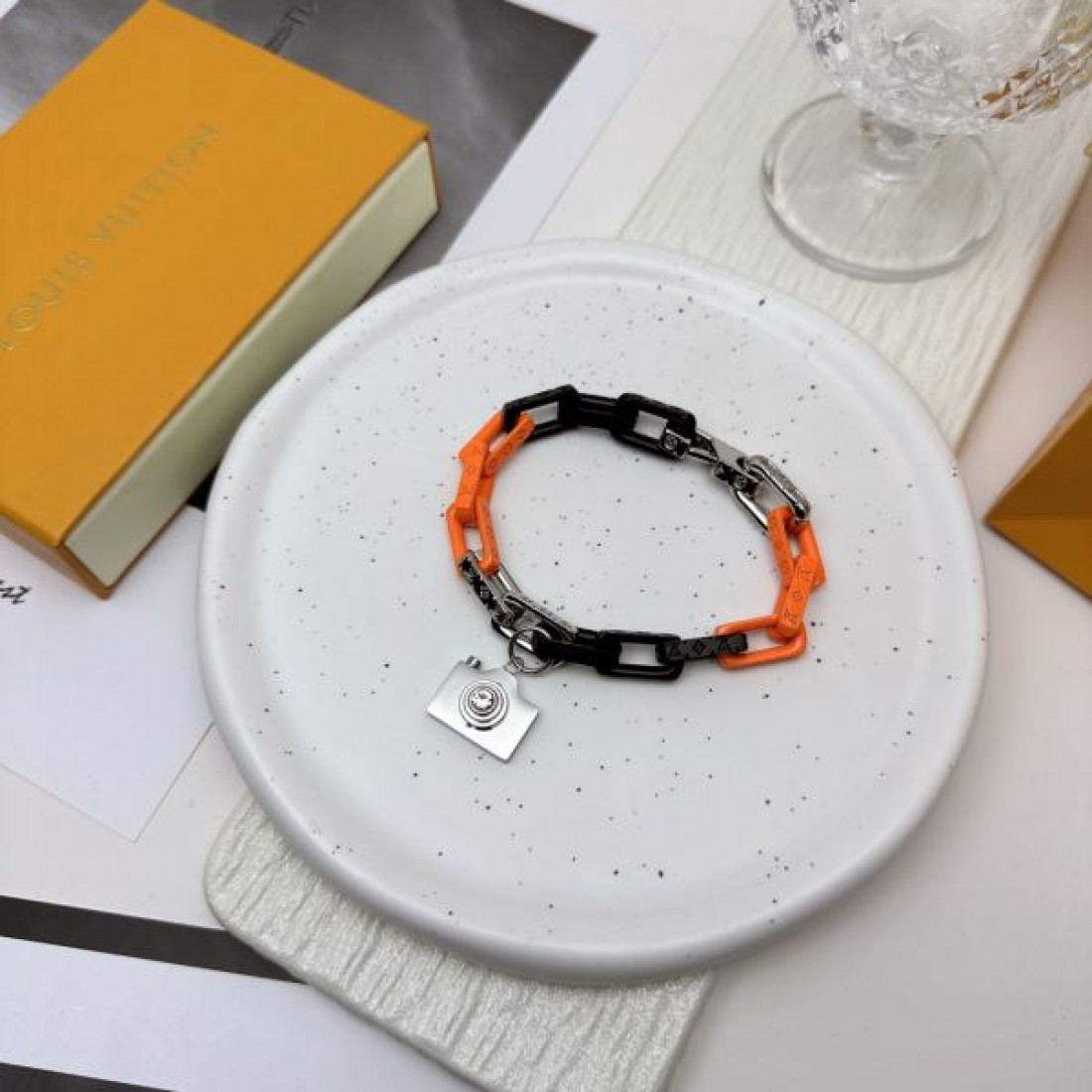 LOUIS VUITTON コピー ブレスレット ロゴ カジュアルの定番 ルイヴィトン
