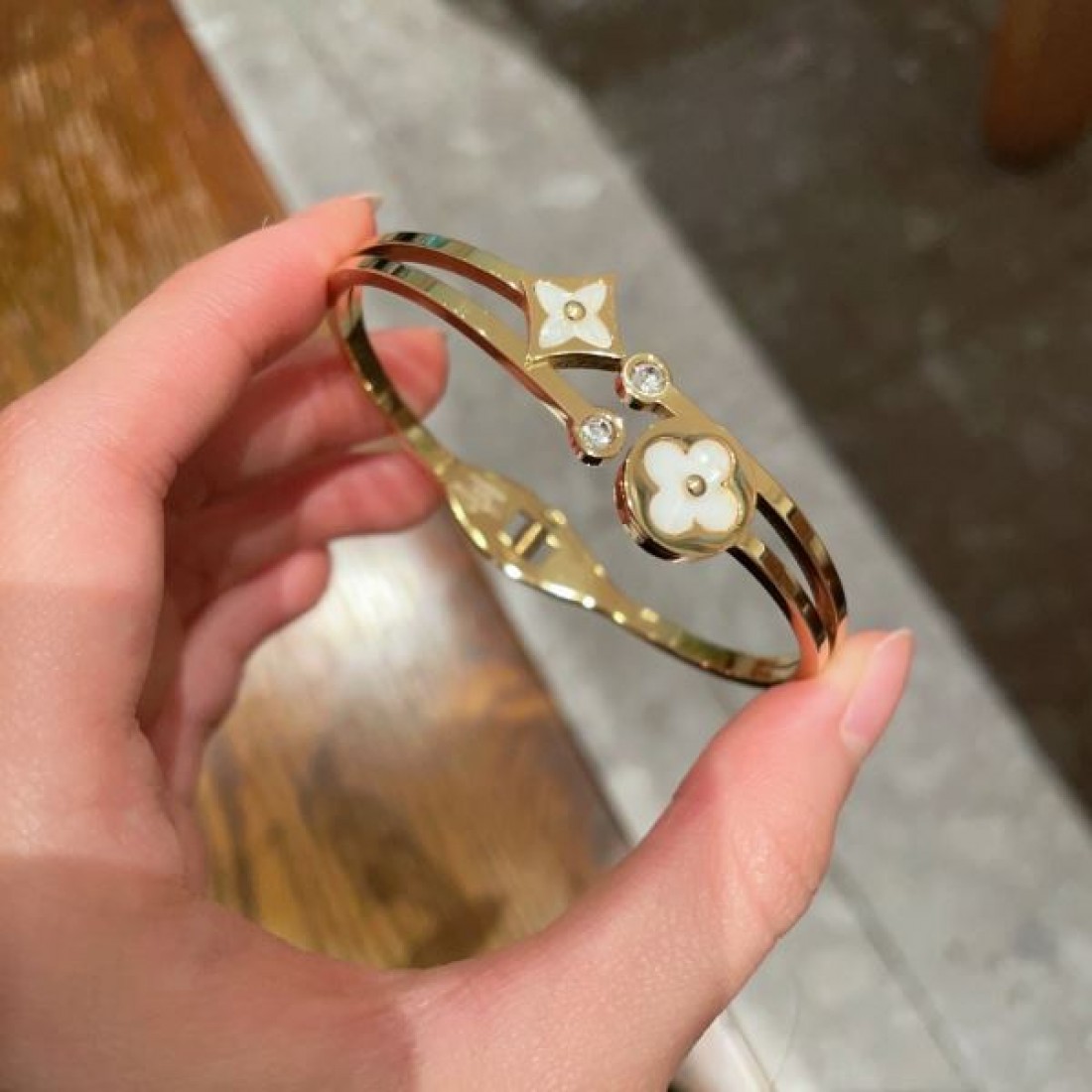 LOUIS VUITTON コピー ブレスレット ロゴ 衝撃セールで破格 ルイヴィトン