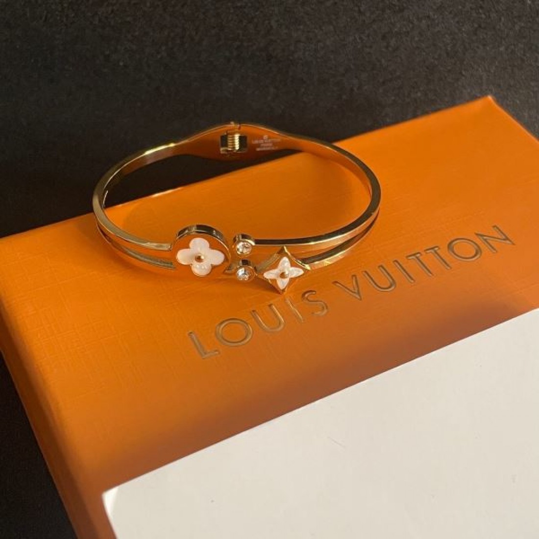 LOUIS VUITTON コピー ブレスレット ロゴ 衝撃セールで破格 ルイヴィトン