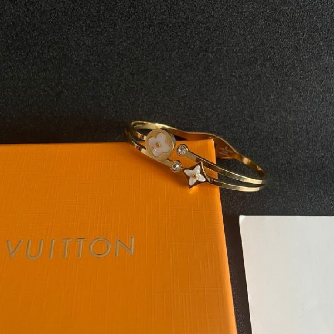 LOUIS VUITTON コピー ブレスレット ロゴ 衝撃セールで破格 ルイヴィトン