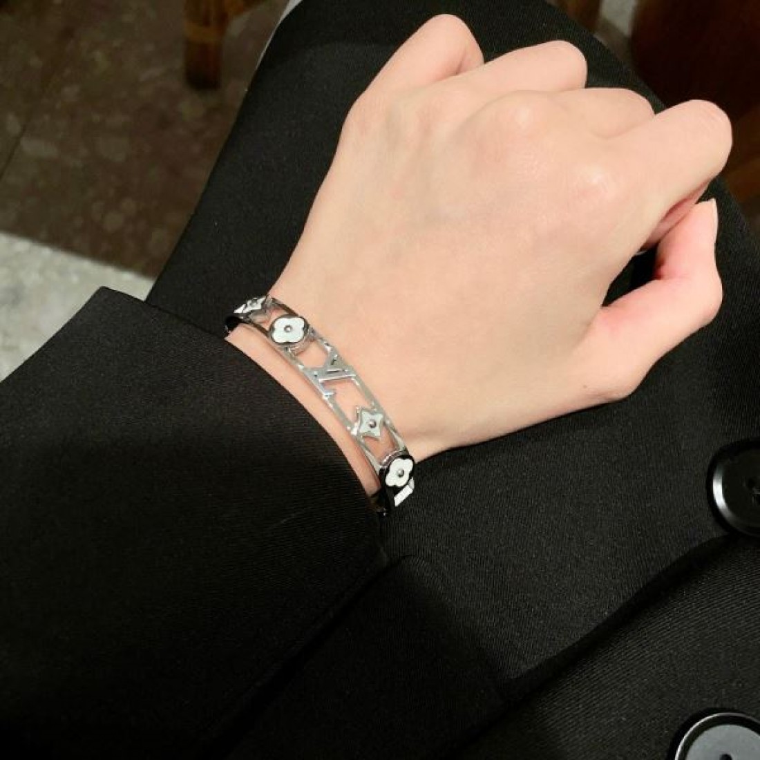 LOUIS VUITTON コピー ブレスレット ロゴ 超レア人気セール ルイヴィトン