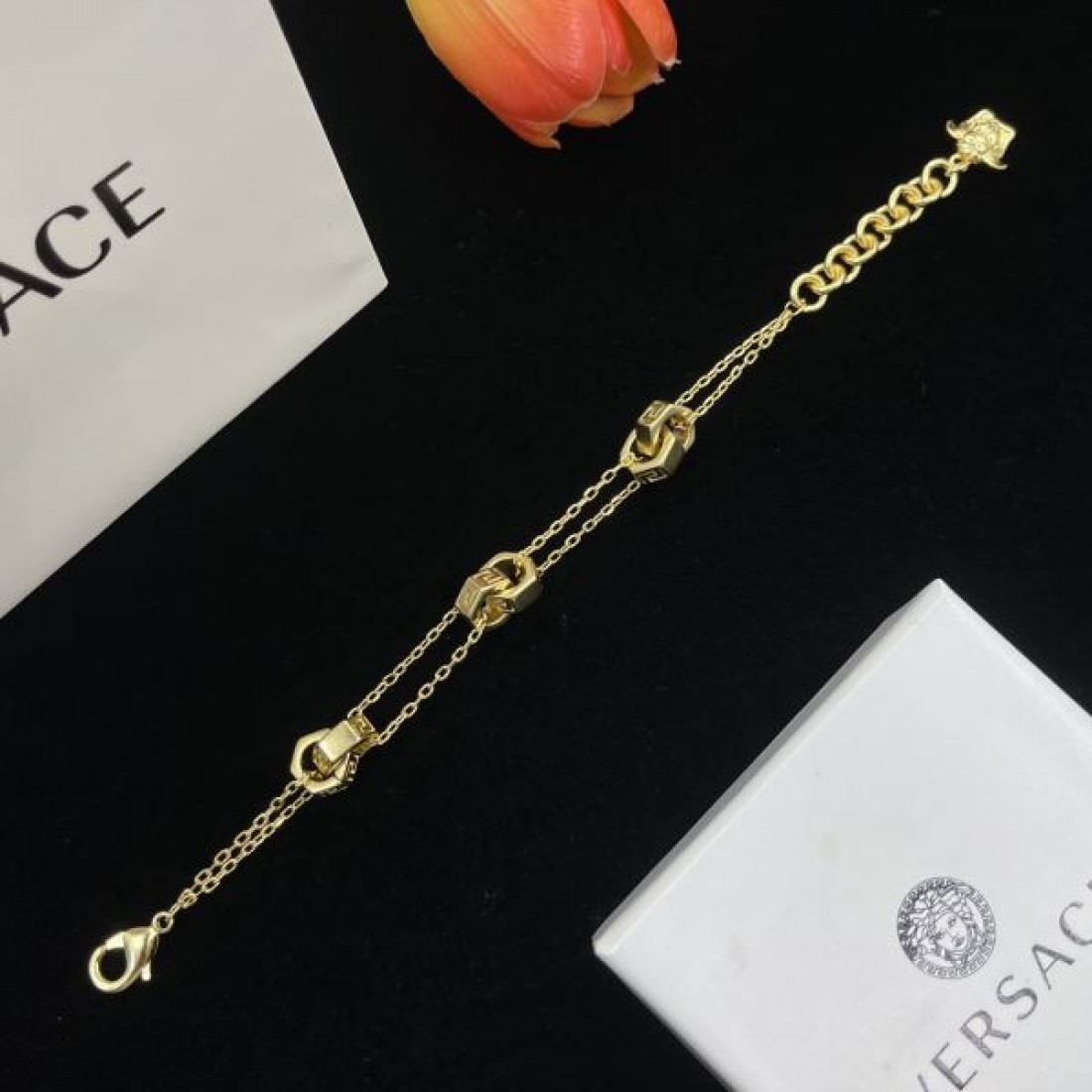 VERSACE コピー ブレスレット ロゴ 相性抜群のコンビ ヴェルサーチェ