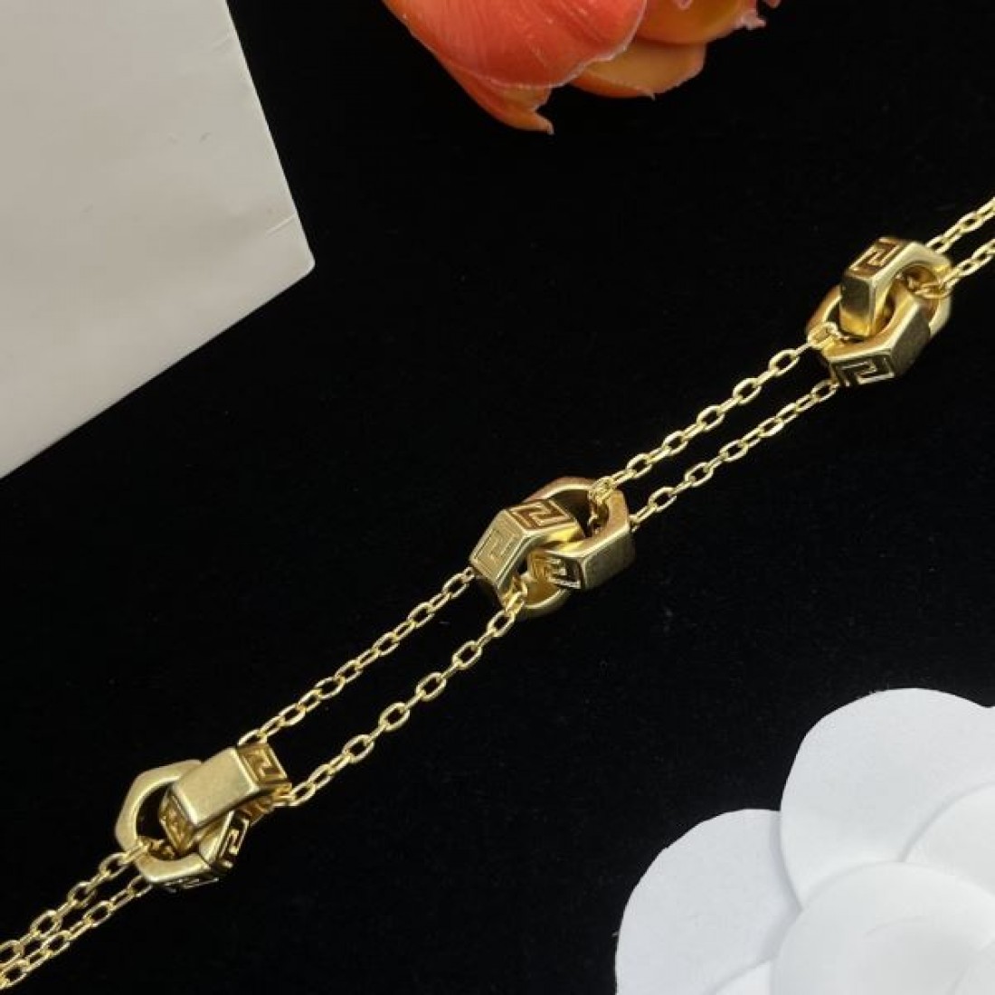 VERSACE コピー ブレスレット ロゴ 相性抜群のコンビ ヴェルサーチェ