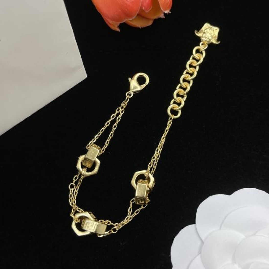 VERSACE コピー ブレスレット ロゴ 相性抜群のコンビ ヴェルサーチェ