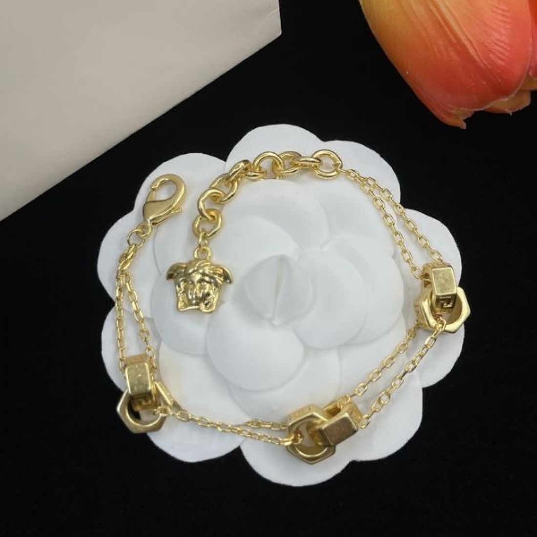 VERSACE コピー ブレスレット ロゴ 相性抜群のコンビ ヴェルサーチェ