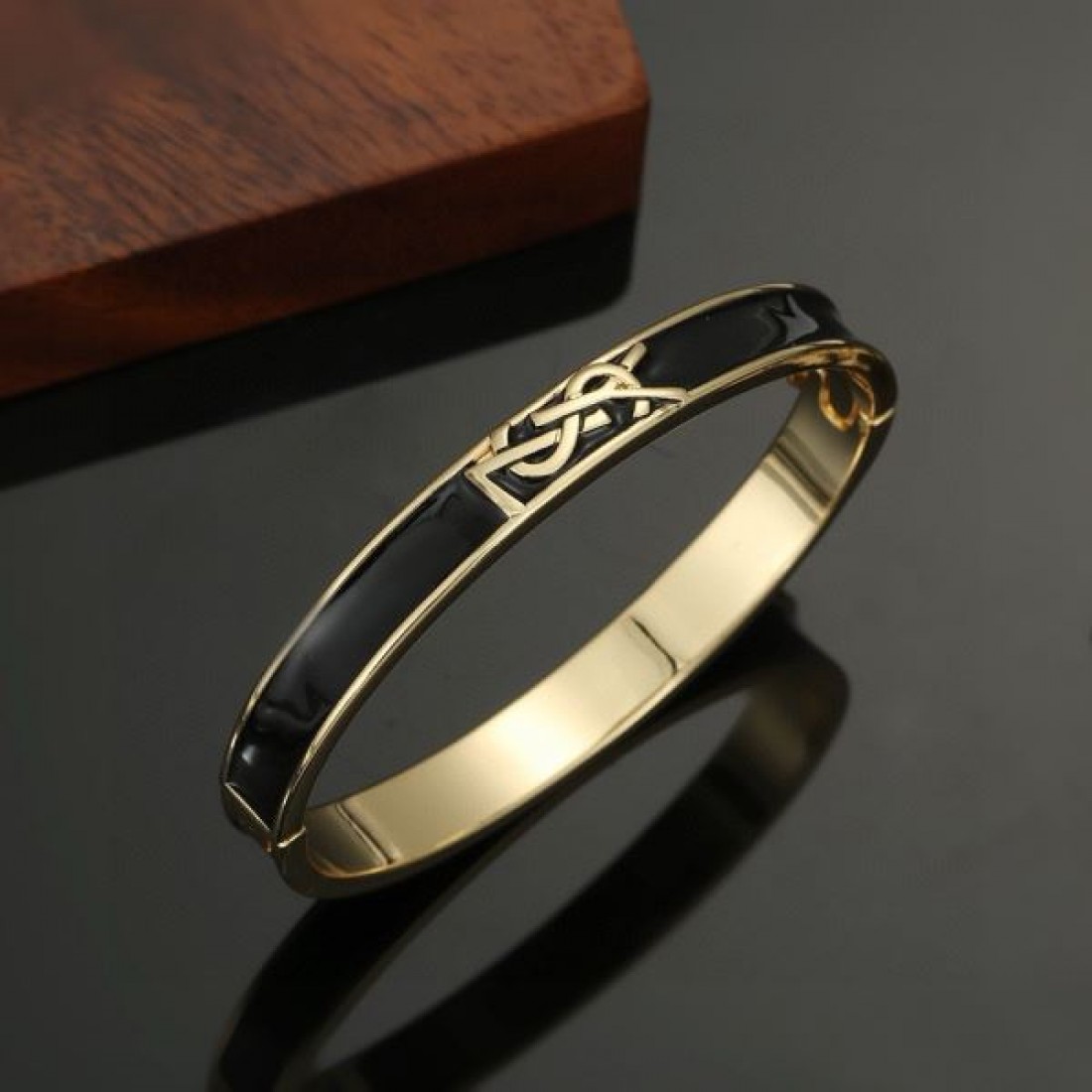 イヴ サンローラン コピー ブレスレット ロゴ お気に入りの上品 SAINT LAURENT