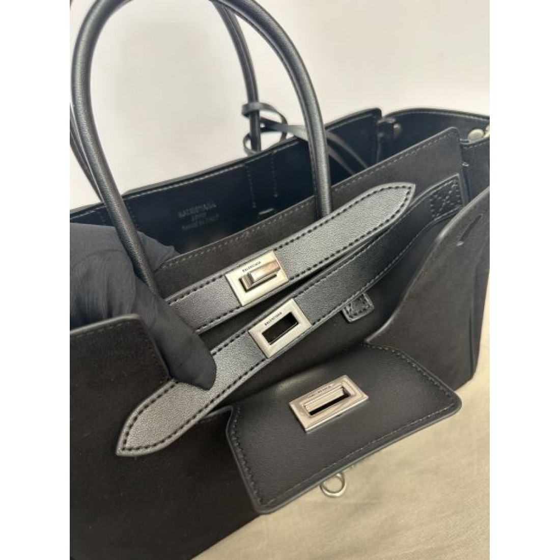 BALENCIAGA スーパーコピー トートバッグ ロゴ 超レアな入手困難品 バレンシアガ