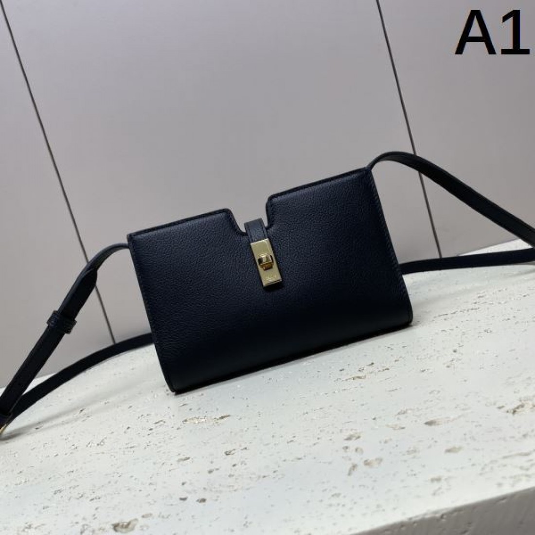 CELINE スーパーコピー ショルダーバッグ ロゴ 絶大な人気を博する新作 セリーヌ