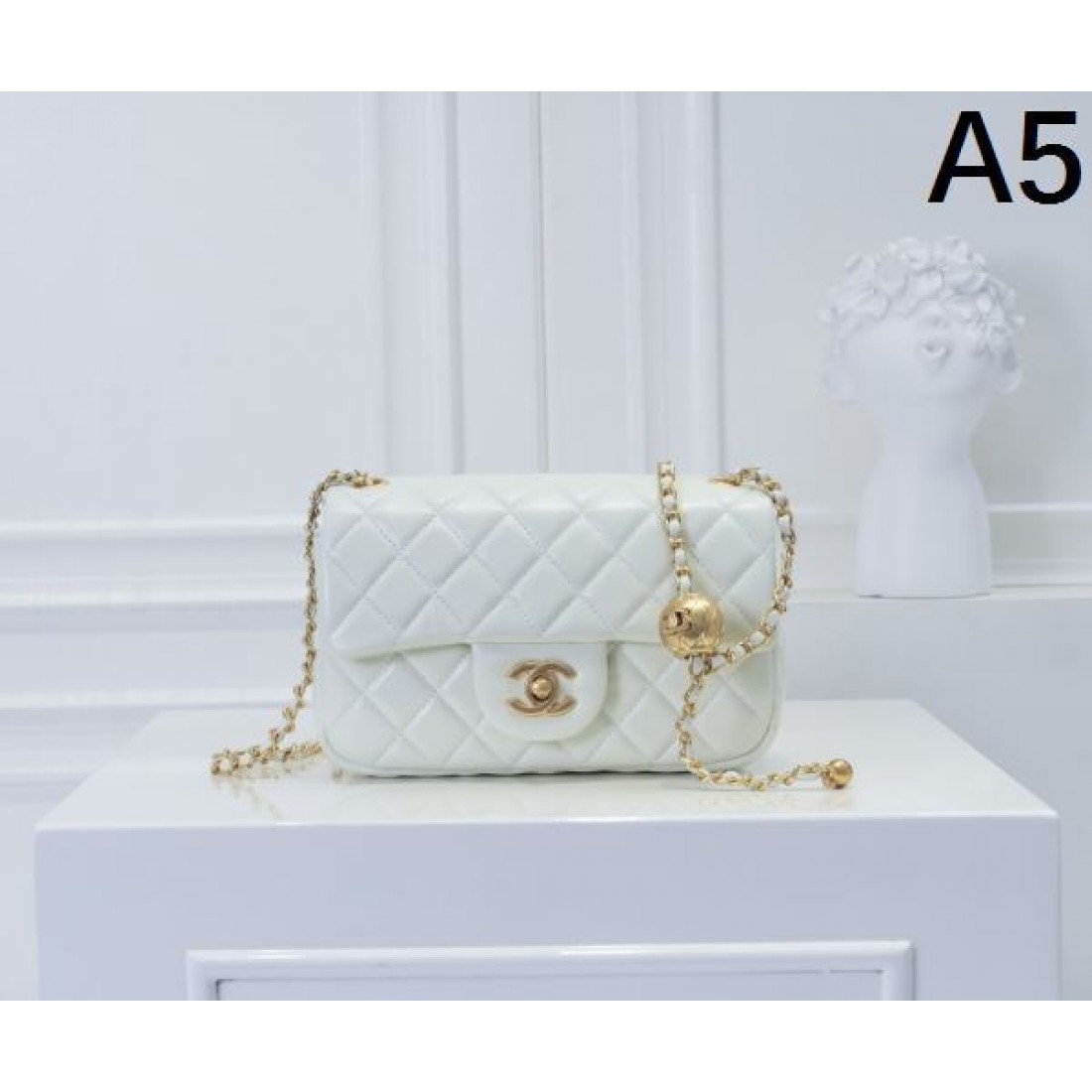 CHANEL スーパーコピー ショルダーバッグ ロゴ 毎シーズン存在感のある シャネル