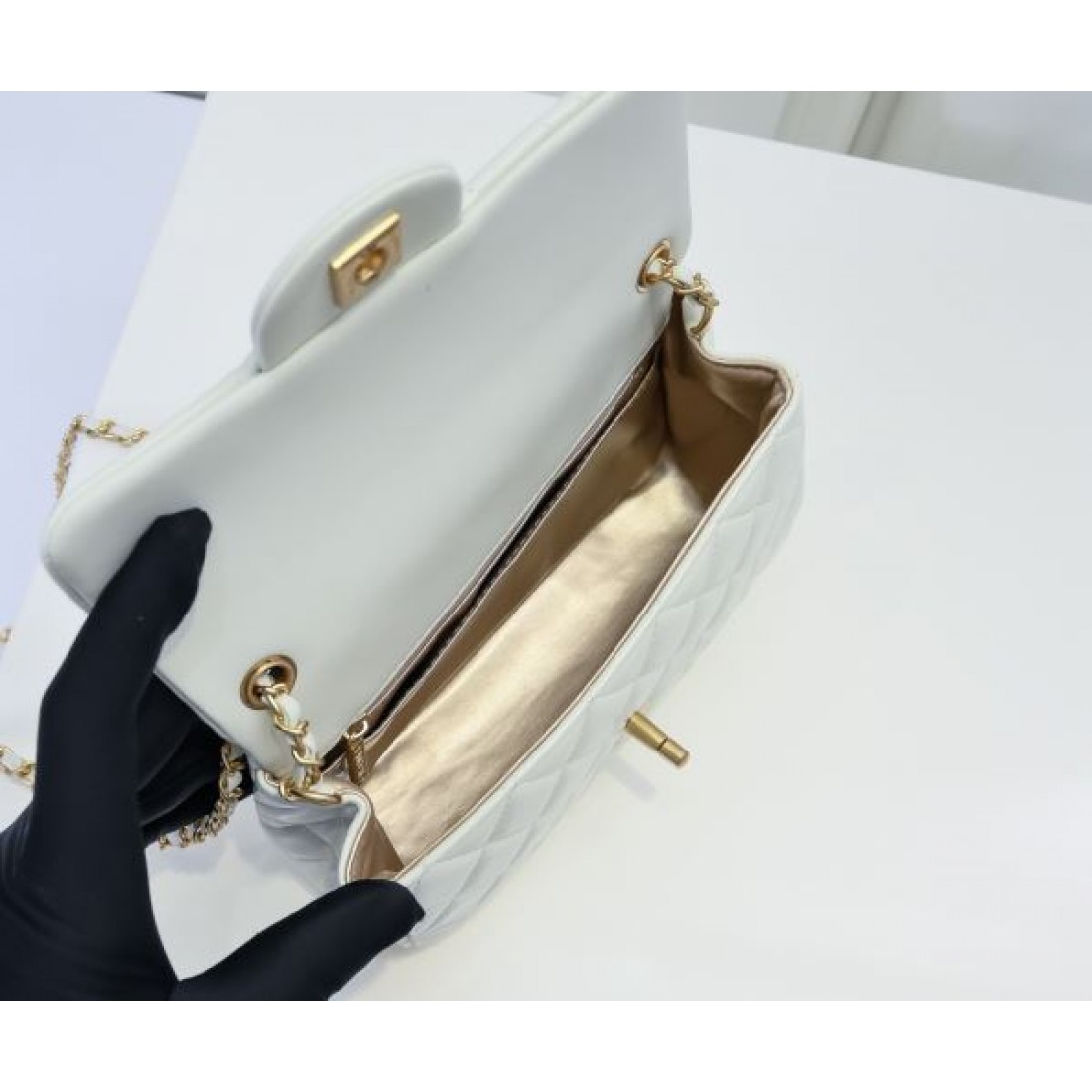 CHANEL スーパーコピー ショルダーバッグ ロゴ 毎シーズン存在感のある シャネル