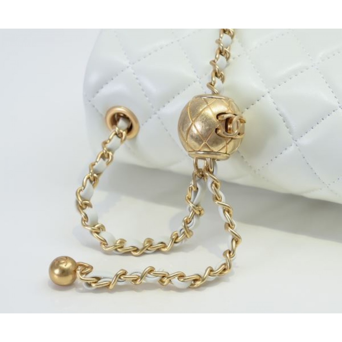 CHANEL スーパーコピー ショルダーバッグ ロゴ 毎シーズン存在感のある シャネル