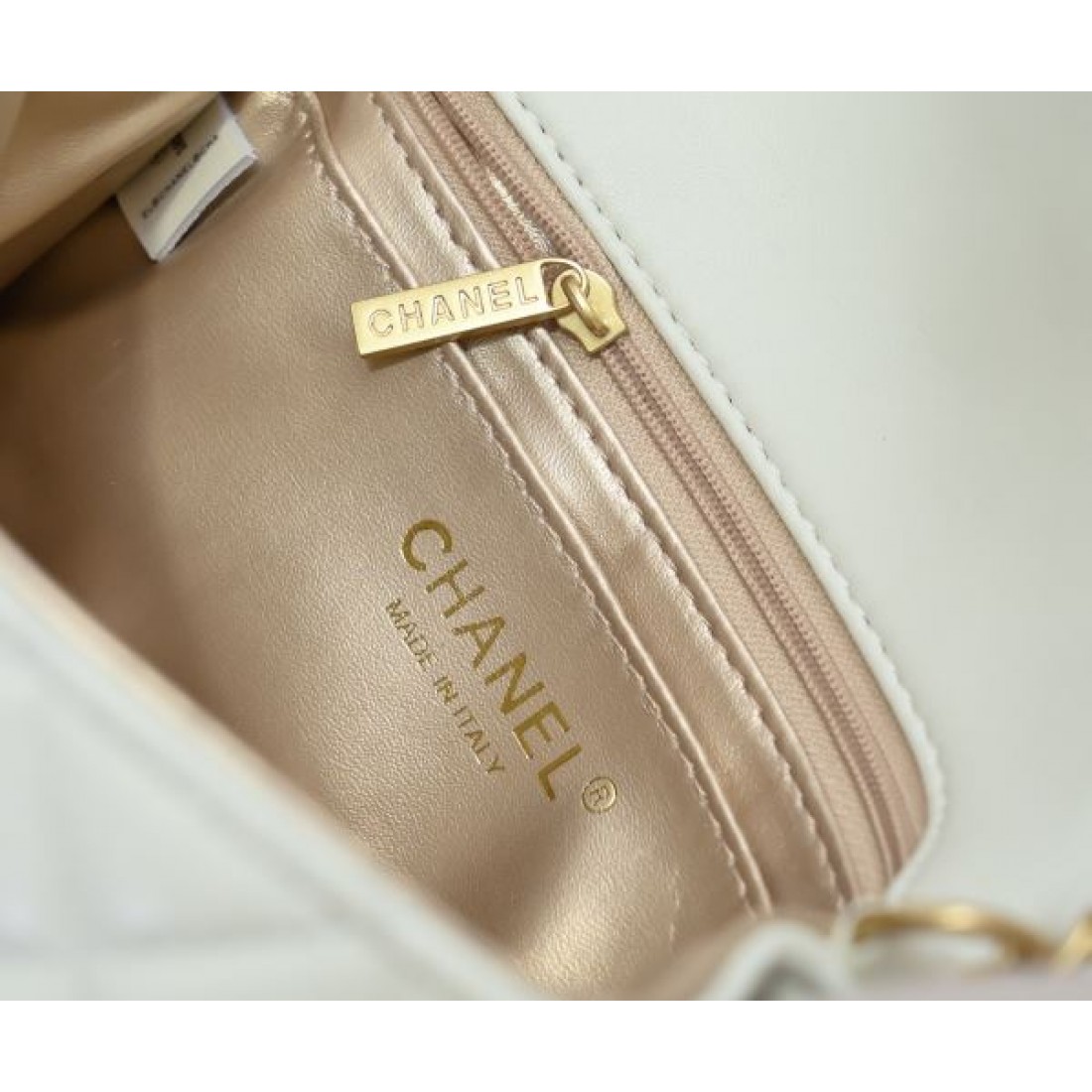 CHANEL スーパーコピー ショルダーバッグ ロゴ 毎シーズン存在感のある シャネル