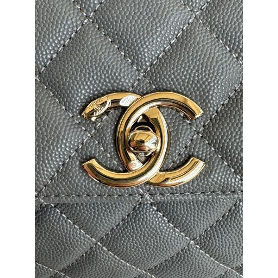 CHANEL スーパーコピー トートバッグ ロゴ カジュアルに着こなし シャネル