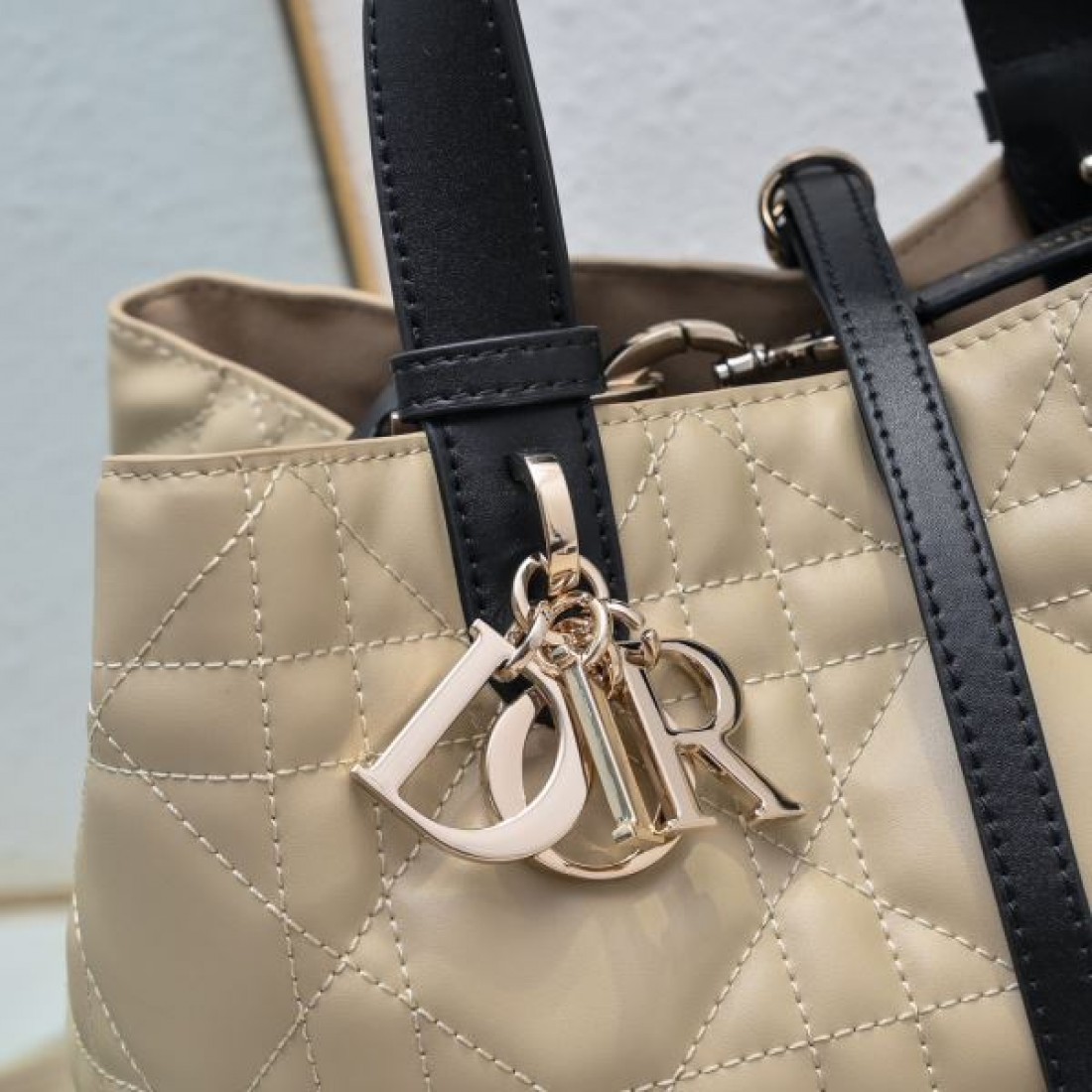 DIOR スーパーコピー トートバッグ ロゴ すっきりしたシルエット ディオール