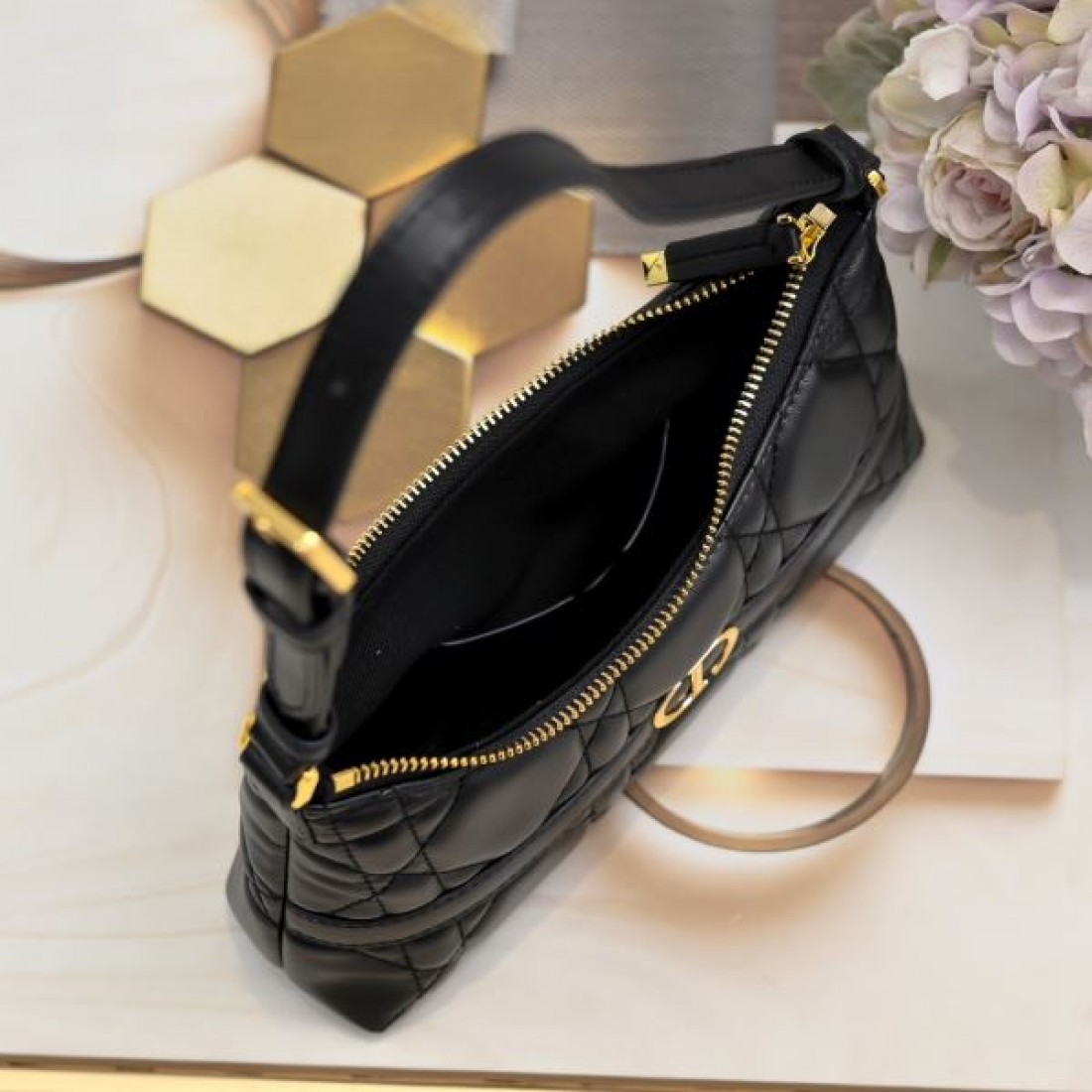 DIOR スーパーコピー ショルダーバッグ ロゴ 今年のトレンドを先取り ディオール