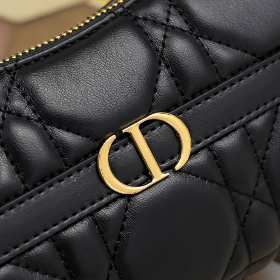 DIOR スーパーコピー ショルダーバッグ ロゴ 今年のトレンドを先取り ディオール